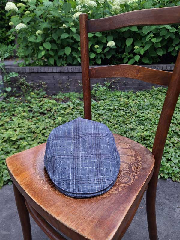Casquette plate d'été bleue unie