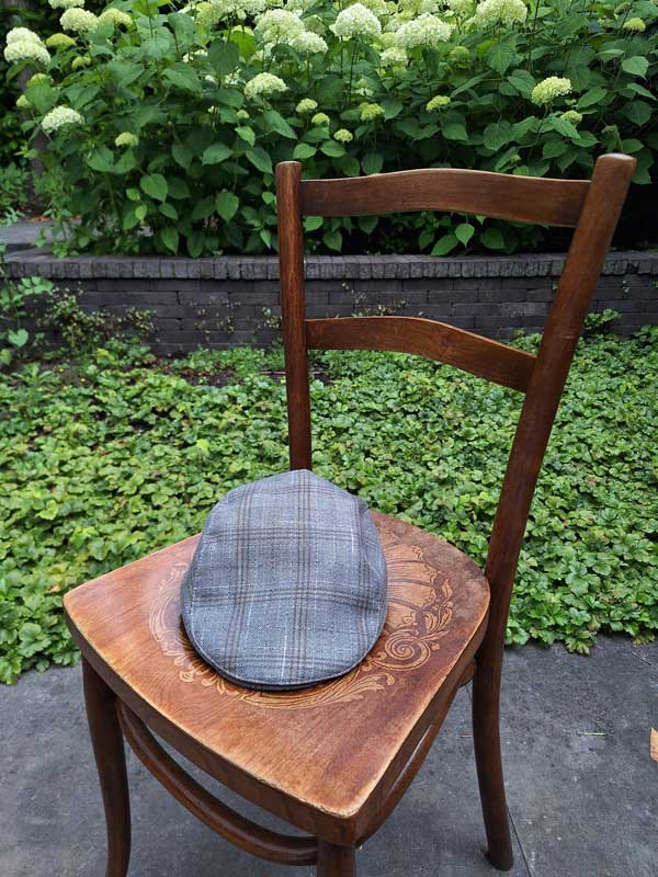 Casquette plate d'été grise unie